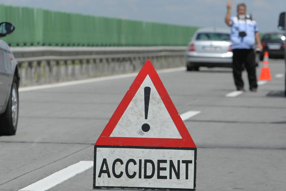Tragedie pe A2! Un autocar în care se aflau 53 de ucraineni s-a răsturnat: doi morţi, zeci de răniţi