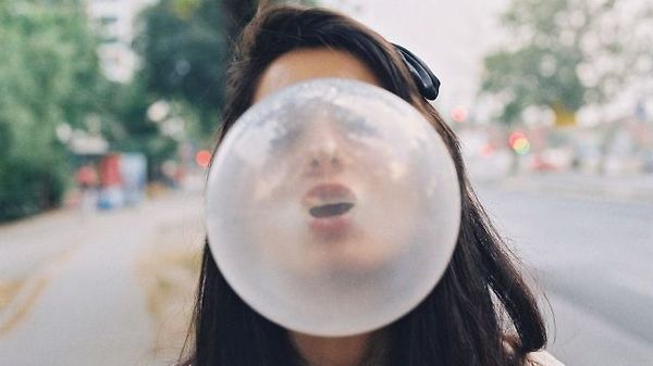 A mestecat gumă fără zahăr în fiecare zi. Obiceiul său a desfigurat-o: ce a păţit tânăra