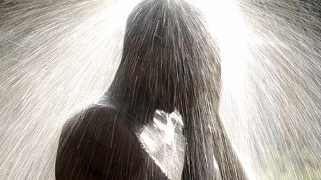 Auzea zgomote ciudate în timp ce făcea duş. A oprit apa ca să vadă ce se întâmplă. A încremenit