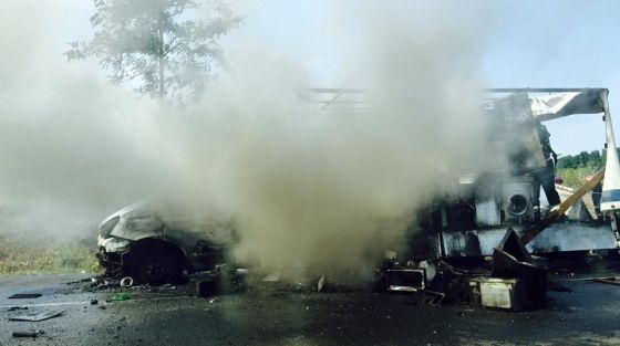 Accident teribil în Iaşi. După impact, o maşină a luat foc