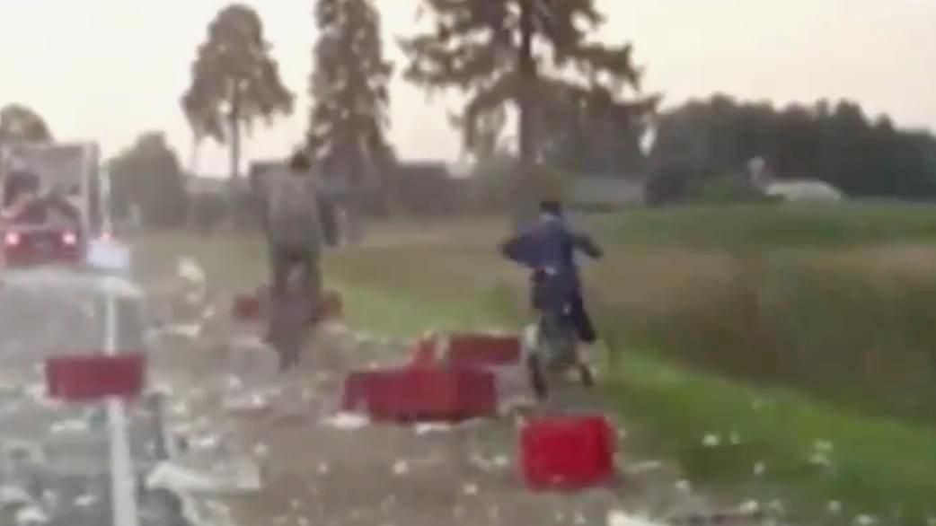 Ei sunt cei mai norocoşi biciclişti din lume. Au scăpat cu viaţă dintr-un accident spectaculos