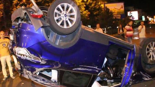 Accident grav cu o ambulanţă! Două persoane au fost lovite pe trotuar