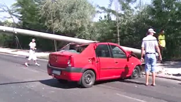 Un bucureştean a păcălit moartea de două ori în 5 secunde. A dărâmat un stâlp din Pantelimon