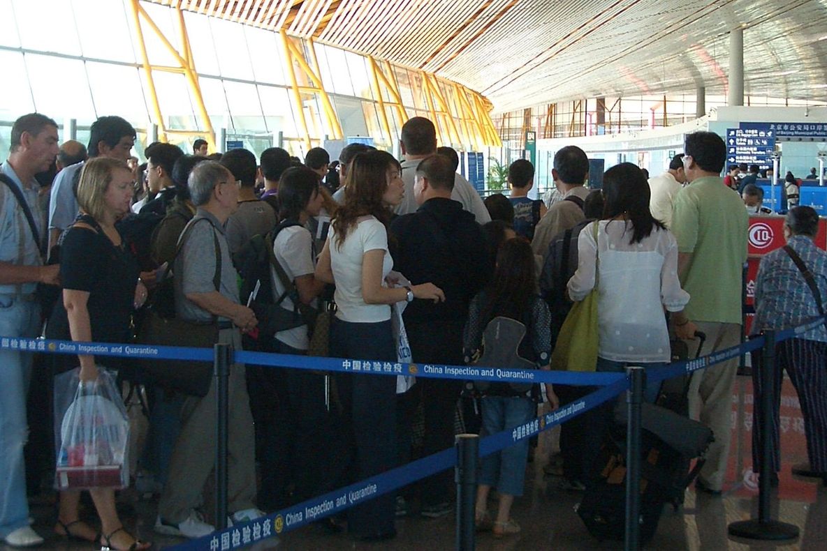 O pasageră s-a prezentat la aeroport cu o sticlă de coniac. Ce a făcut femeia?