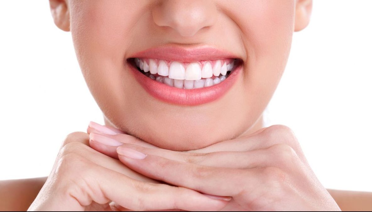 Cea mai simplă metodă de albire a dinţilor, cu un ingredient ieftin pe care îl ai în casă
