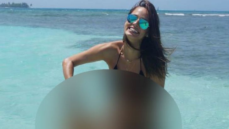 Poza șocantă postată de Andreea Raicu pe Facebook. Ce face la ieșirea din mare. Fanii sunt uluiți