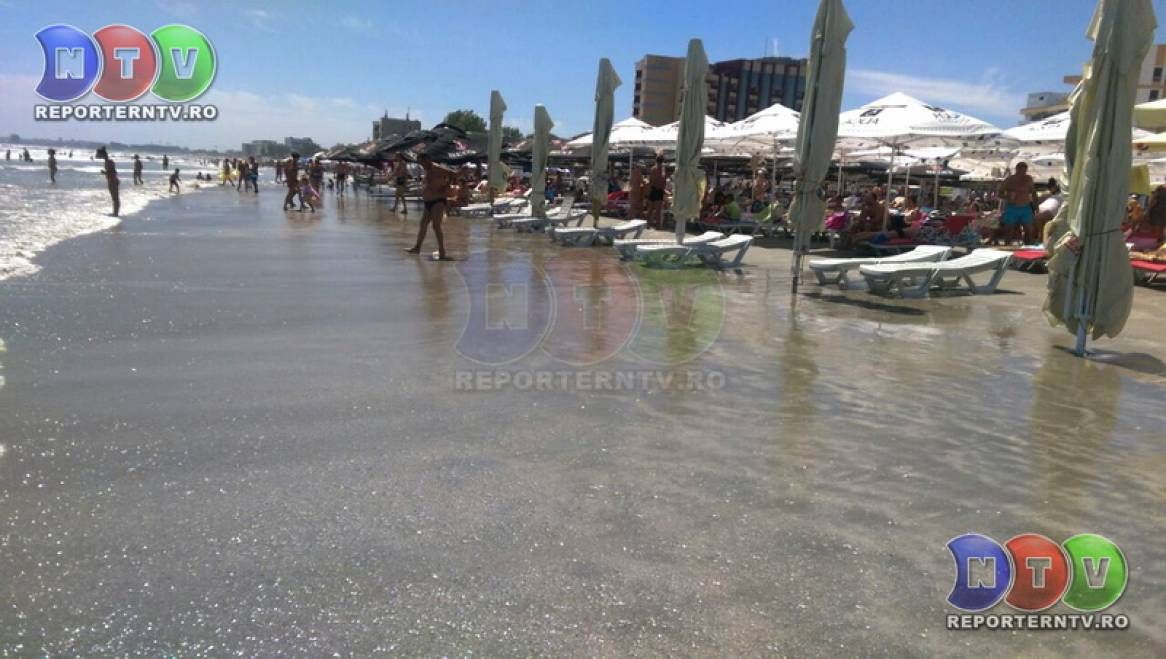 Marea agitată a înghiţit, la Mamaia, o porţiune din plajă FOTO