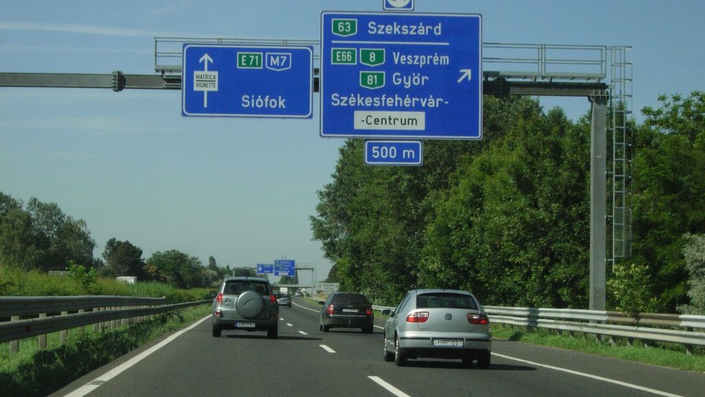 Incident şocant: doi români şi-au "uitat" fiica de 8 ani în popasul unei autostrăzi din Ungaria