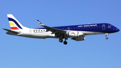 O femeie din Moldova a născut la bordul unui avion, luni seară