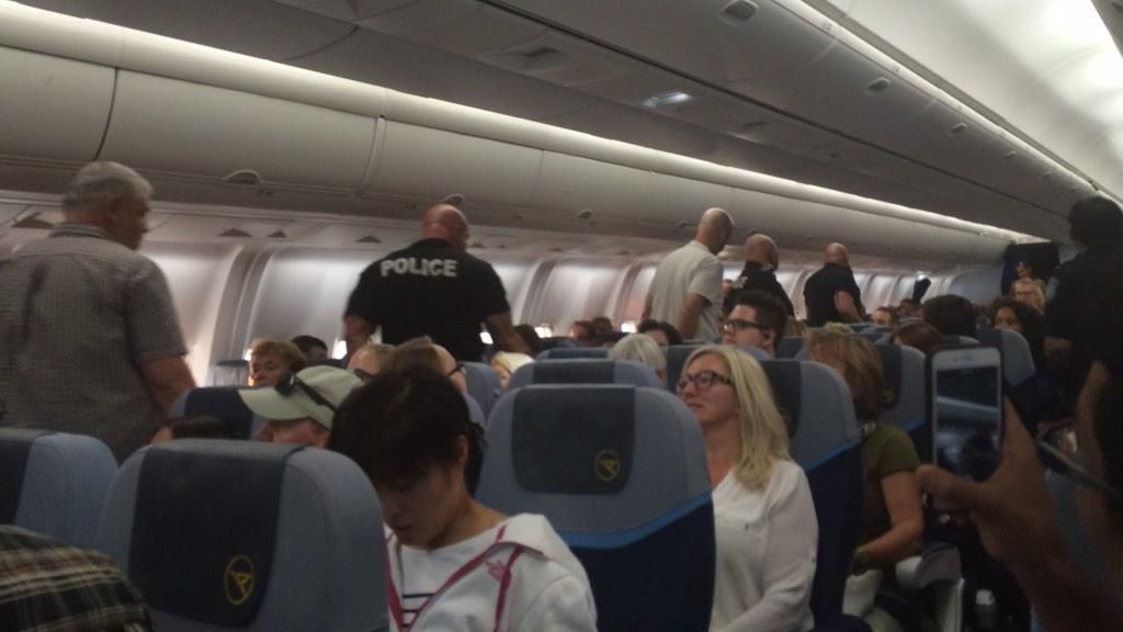 Aterizare de urgenţă! Ce a luat cu ea în avion o femeie întrece orice imaginaţie!