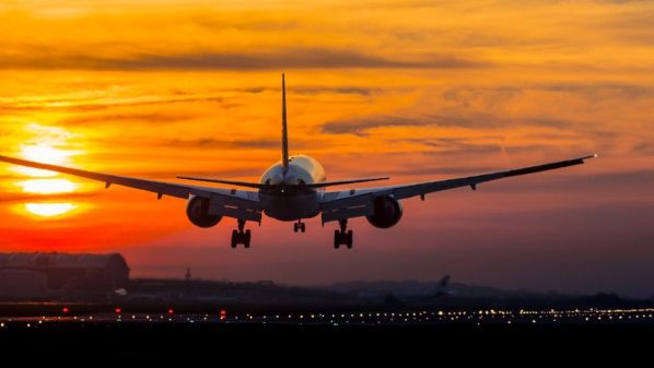 INCREDIBIL OZN, surprins depăşind un avion de pasageri care decolase de pe aeroportul JFK