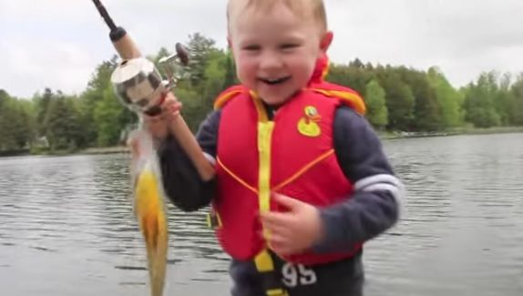 Reacţia de nepreţuit a unui băieţel de patru ani în momentul în care prinde primul lui peşte
