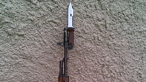 Umbla cu baioneta prin sat. Ce a păţit un tânăr din judeţul Galaţi