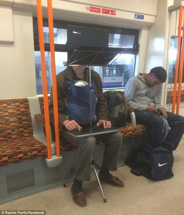 Este incredibil ce face acest bărbat în metrou. Toţi călătorii au fost şocaţi 