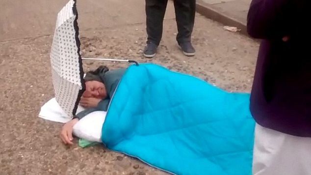 Imaginile durerii. De ce a plâns un bătrân întins pe asfalt, cu capul pe pernă, timp de două ore