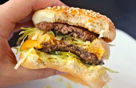 I-a retezat urechea propriului frate, după ce bărbatul a refuzat să împartă cu el un Big Mac