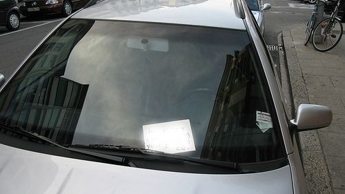 Un șofer a găsit un bilețel jignitor pe parbriz. Ce a răspuns e de-a dreptul amuzant