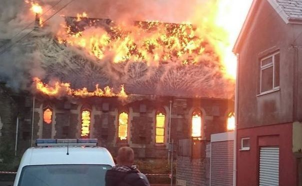 Fotografiile terifiante care au încins internetul. Ce au văzut în flăcările care au cuprins biserica