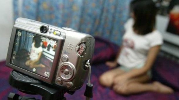 Ce a pățit o tânără după ce iubitul a filmat-o în ipostaze intime