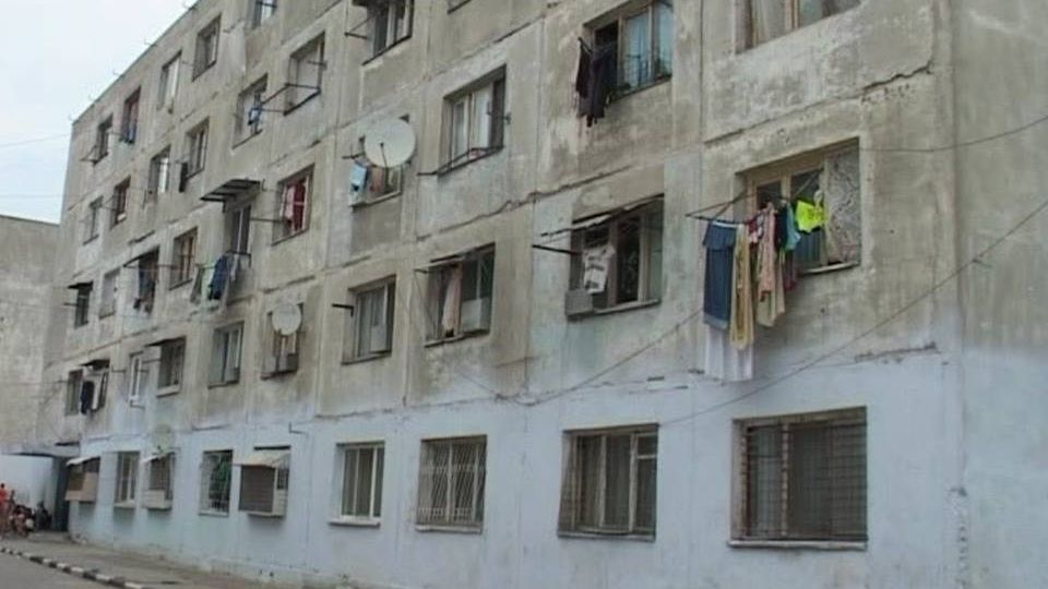 Se întâmplă în România: Au demolat blocul greşit