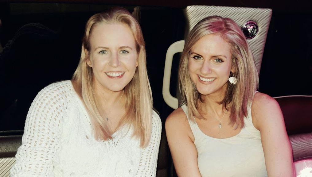 Bancul zilei! Două blonde aşteptau în aeroport 