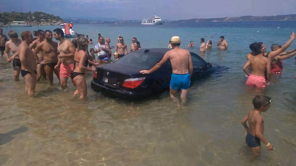 Cum a făcut senzaţie la mare un şofer din Bihor - VIDEO VIRAL