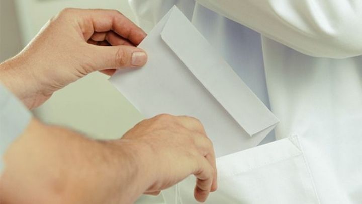 Transparency International critică legalizarea 'atențiilor' către medici anunțată de Victor Ponta 