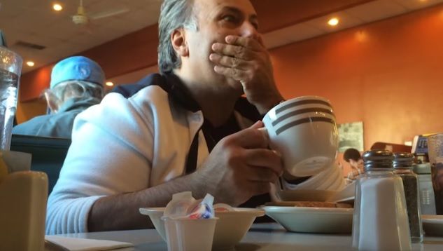 A băut cafeaua liniştit, dar a încremenit când a văzut ce era pe fundul ceştii. I-a schimbat viaţa