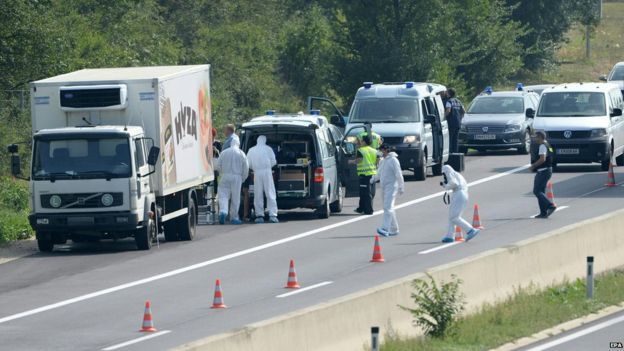 MAE: Şoferul camionului în care au fost găsiţi 50 de imigranţi asfixiaţi nu este cetăţean român