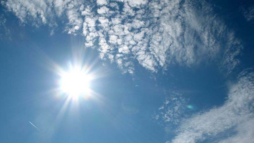 S-a dus în grădină și a fotografiat Soarele. Ce detaliu a descoperit când s-a uitat mai bine