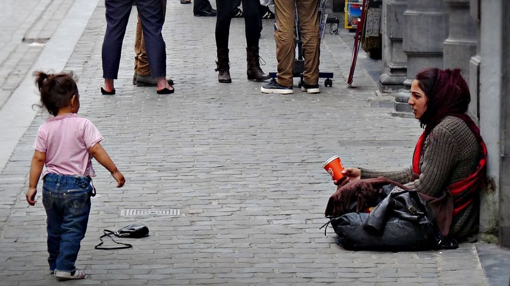 România, pusă iar la zid. Cerșetorii, catalogați drept ”dezgustători și obraznici” de acest stat