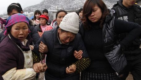 Imagini dramatice: Cinci persoane, "înghiţite" de asfalt, într-o staţie de autobuz din China