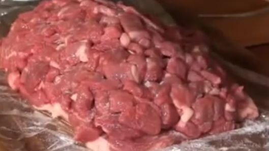 Cleiul de carne. "Secretul murdar" al industriei cărnii. Imaginile te vor îngrozi