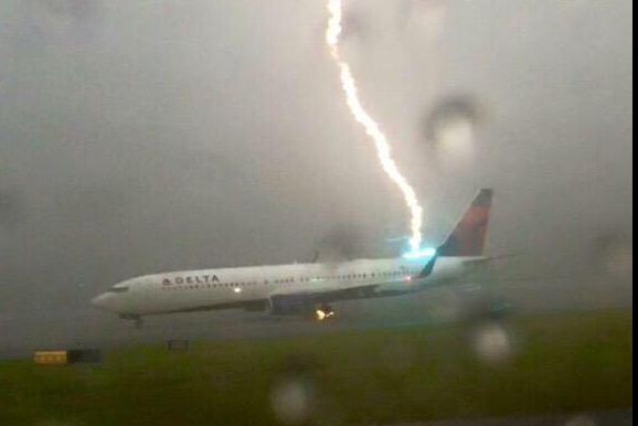 Momentul înfricoșător când un avion cu pasageri este lovit de fulger