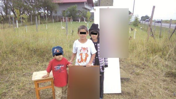 Imaginea zilei. Trei fraţi din Suceava opresc toate maşinile: ce scrie pe pancarta pe care o ţin