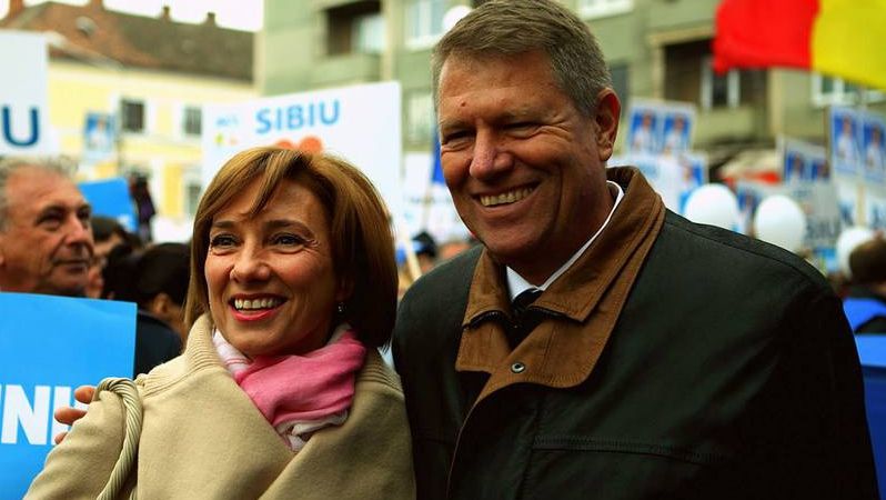 Carmen Iohannis reuşeşte să atragă toate privirile. Cele mai apreciate ținute ale primei doamne