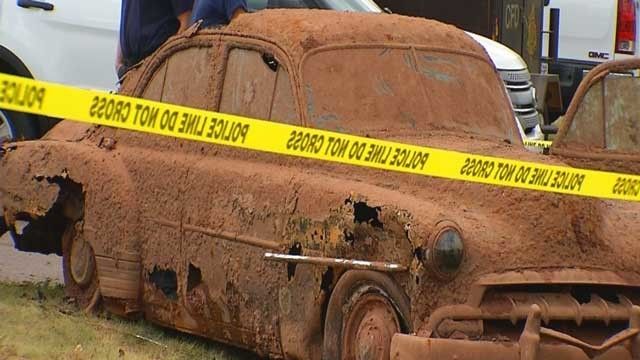 Au găsit într-un lac două mașini vechi, dispărute acum 40 de ani. Au deschis ușile și s-au îngrozit 