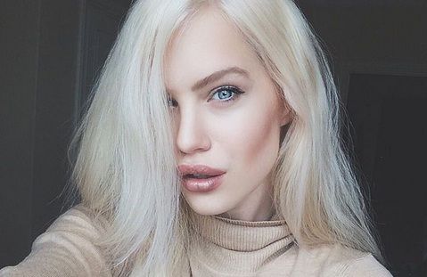 I s-a spus că e prea grasă ca să apară în revistele de modă. Cum arată modelul de la bust în jos