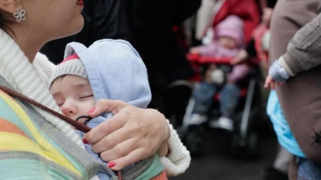 Guvernul anunță reguli noi privind indemnizația lunară pentru creșterea copiilor 