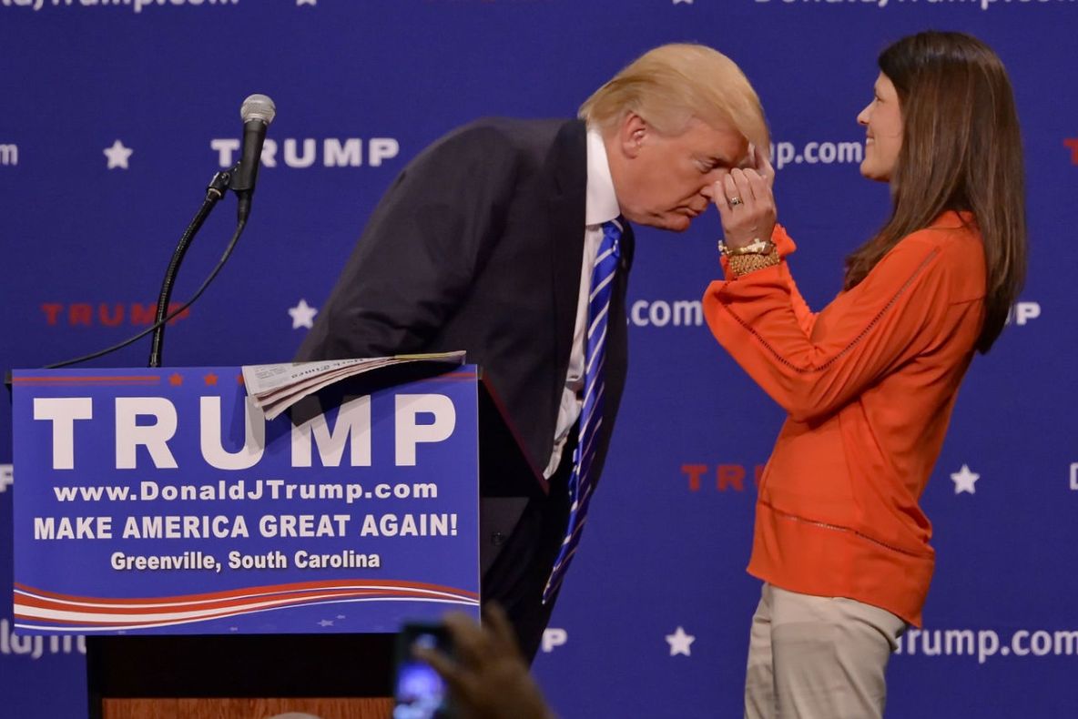 Donald Trump a chemat-o pe scenă pe o femeie din public ca să-i atingă părul