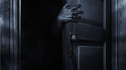 A auzit un zgomot în debara şi i s-a făcut frică. A dechis uşa şi a rămas îngrozită de ce a văzut