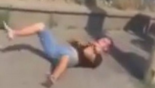 Un bărbat a băgat spaima în oameni. Posibil drogat, a început să urle şi să înoate pe asfalt