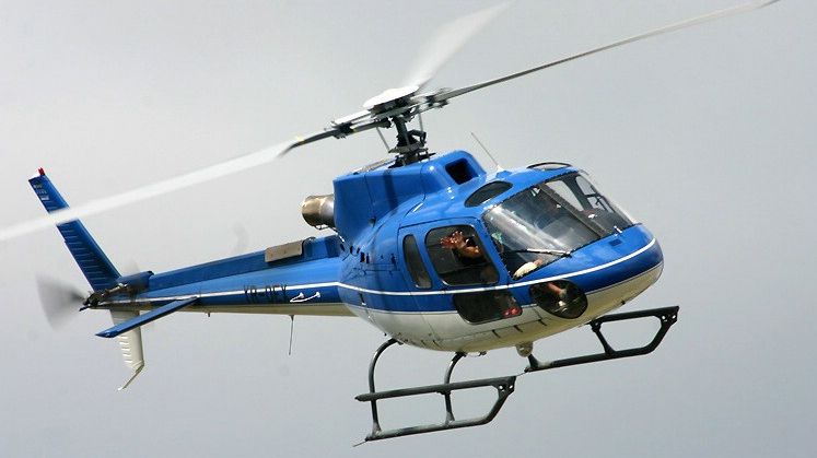Acrobaţii de milionar! Fiul unui bogătaş român a sărit din elicopter direct în mare