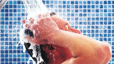 A intrat în casa unei străine şi a început să facă duş. Ce s-a întâmplat apoi