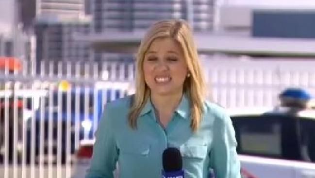 Cea mai ghinionistă reporteră? Cum a reacţionat, în direct: "Tocmai am fost muşcată" - VIDEO VIRAL