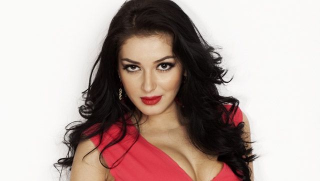 Senzuală la plajă! Elena de la Mandinga s-a lăsat pozată topless, la soare. Imagine incendiară 