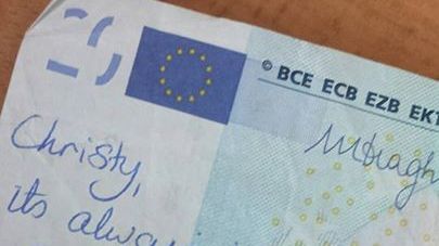 Un mesaj scris pe o bancnotă a devenit viral. Deznodământul este emoţionant