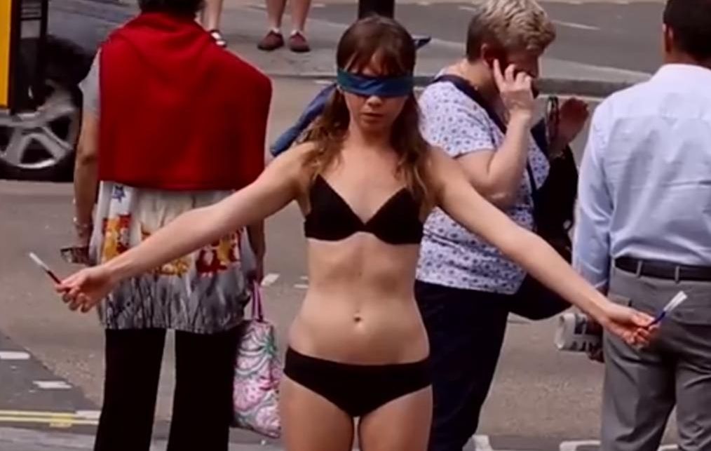 Experiment în centrul oraşului: o tânără s-a dezbrăcat şi le-a cerut oamenilor să facă ceva inedit