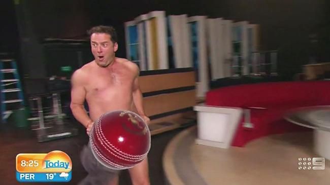 Gestul unui prezentator TV, după ce a pierdut un pariu. Obligat să prezinte gol 