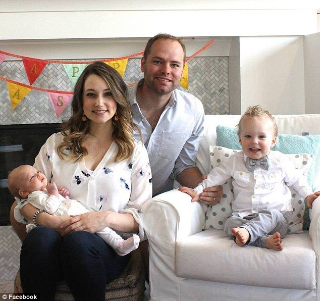 Un bărbat a fost împușcat de 3 ori în propria casă după ce a deschis ușa unui adolescent